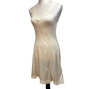 Vintage 70s Nylon Slip Dress – Soft Cream Eyelet Lace Trim Lingerie – Size S/6
